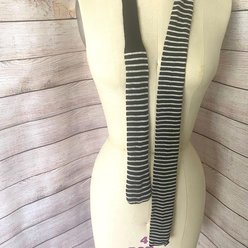 Victor & Rolf knit tie-with pin